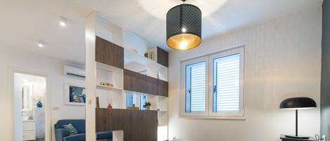 Estudio de diseño | Caja fuerte, escritorio, cortinas opacas y tabla de planchar con plancha