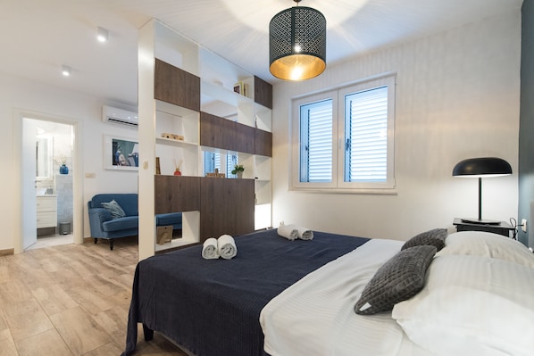 Design Studio | In-room safe, desk, blackout drapes, iron/ironing board