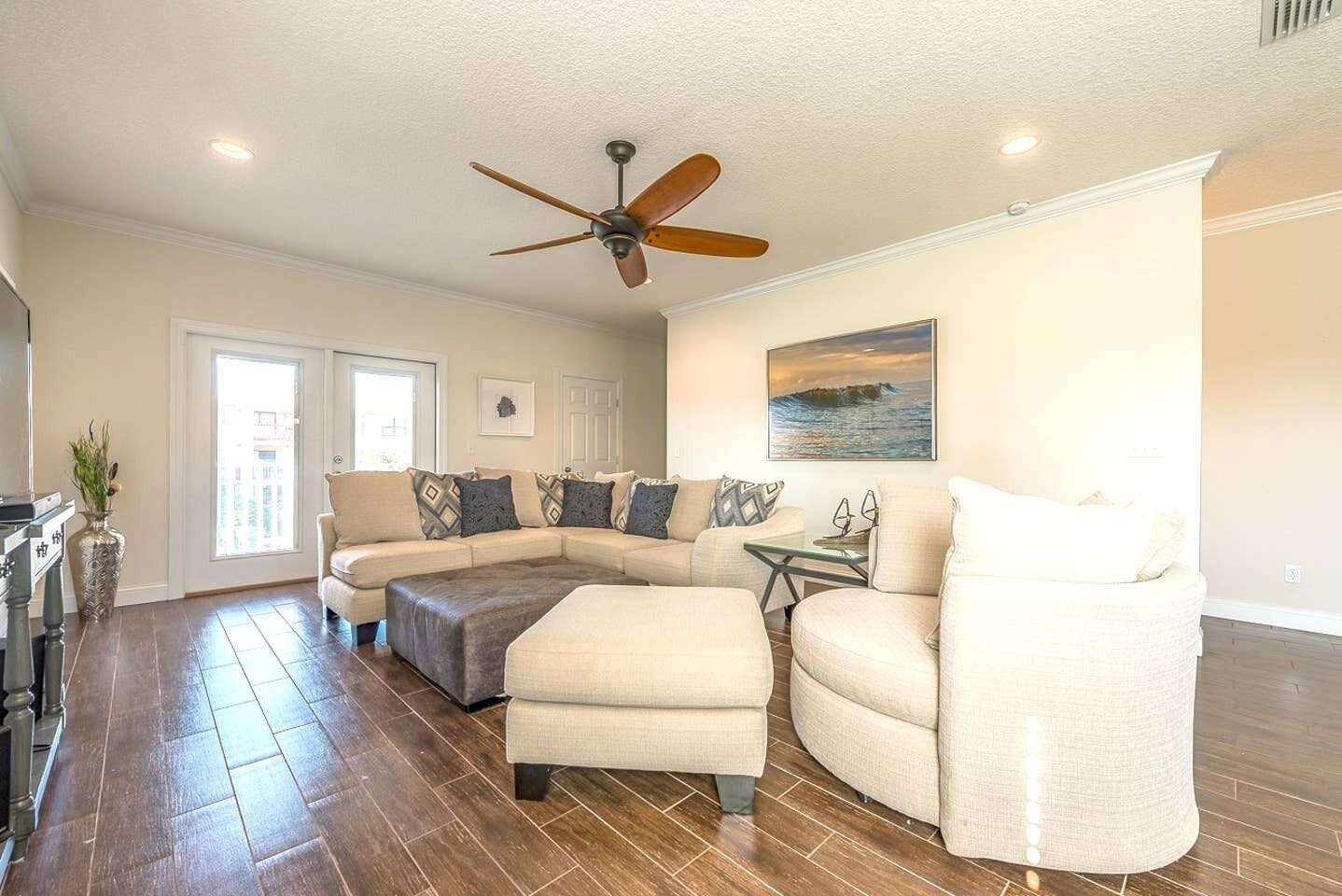 Villa (4 Bedrooms) | Living room | TV