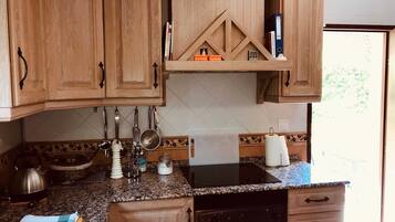 Een koelkast, een magnetron, een oven, een kookplaat