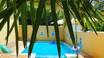 Een buitenzwembad, een verwarmd zwembad