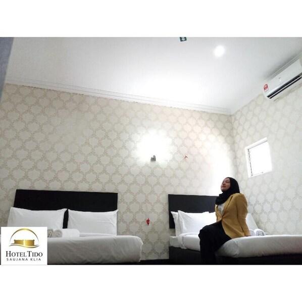 Triple Room | Desk, iron/ironing board, free WiFi - Hotel Tido Saujana KLIA (Sepang)