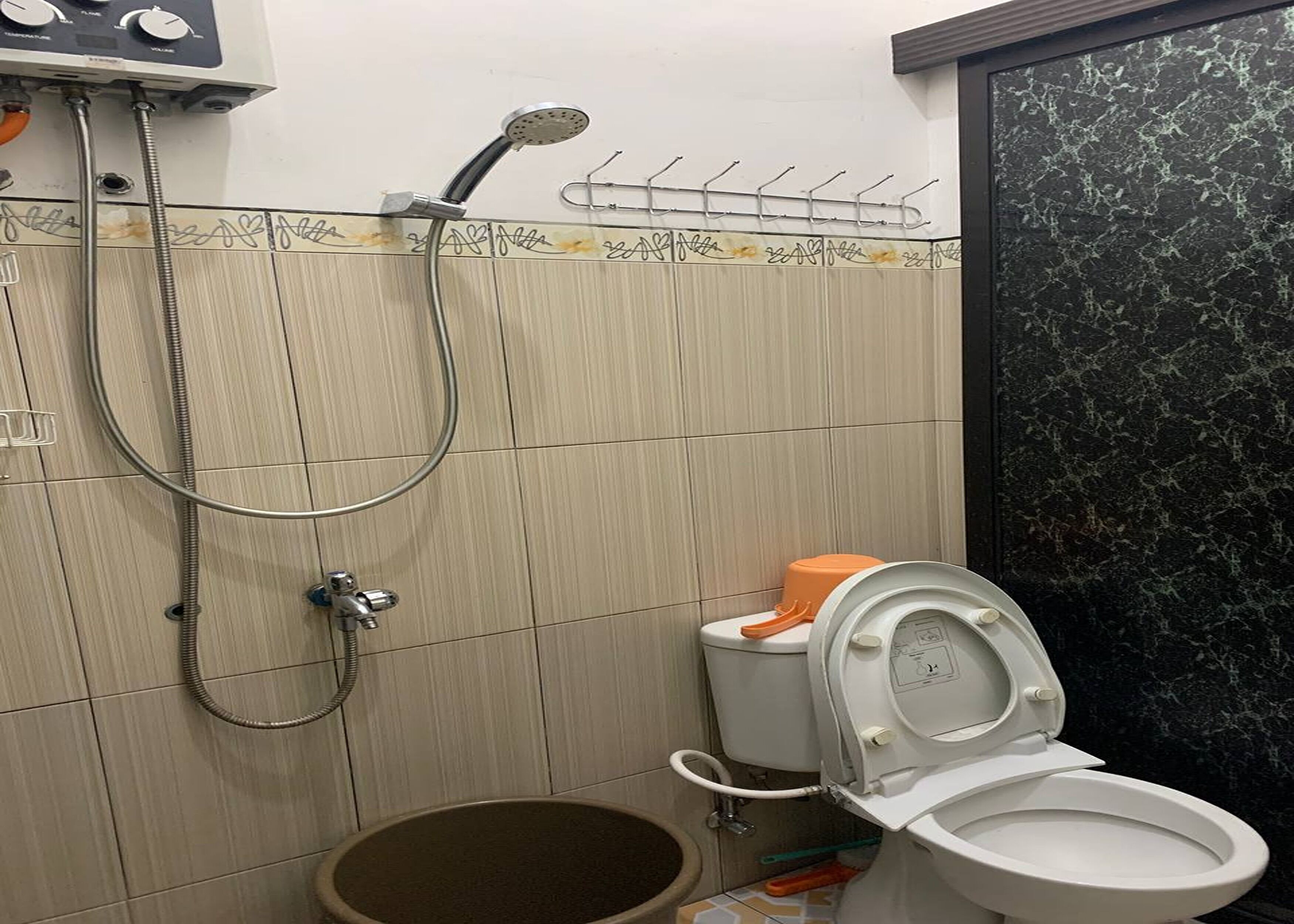 Une salle de bain équipée d’une douche, de toilettes et d’un bidet.