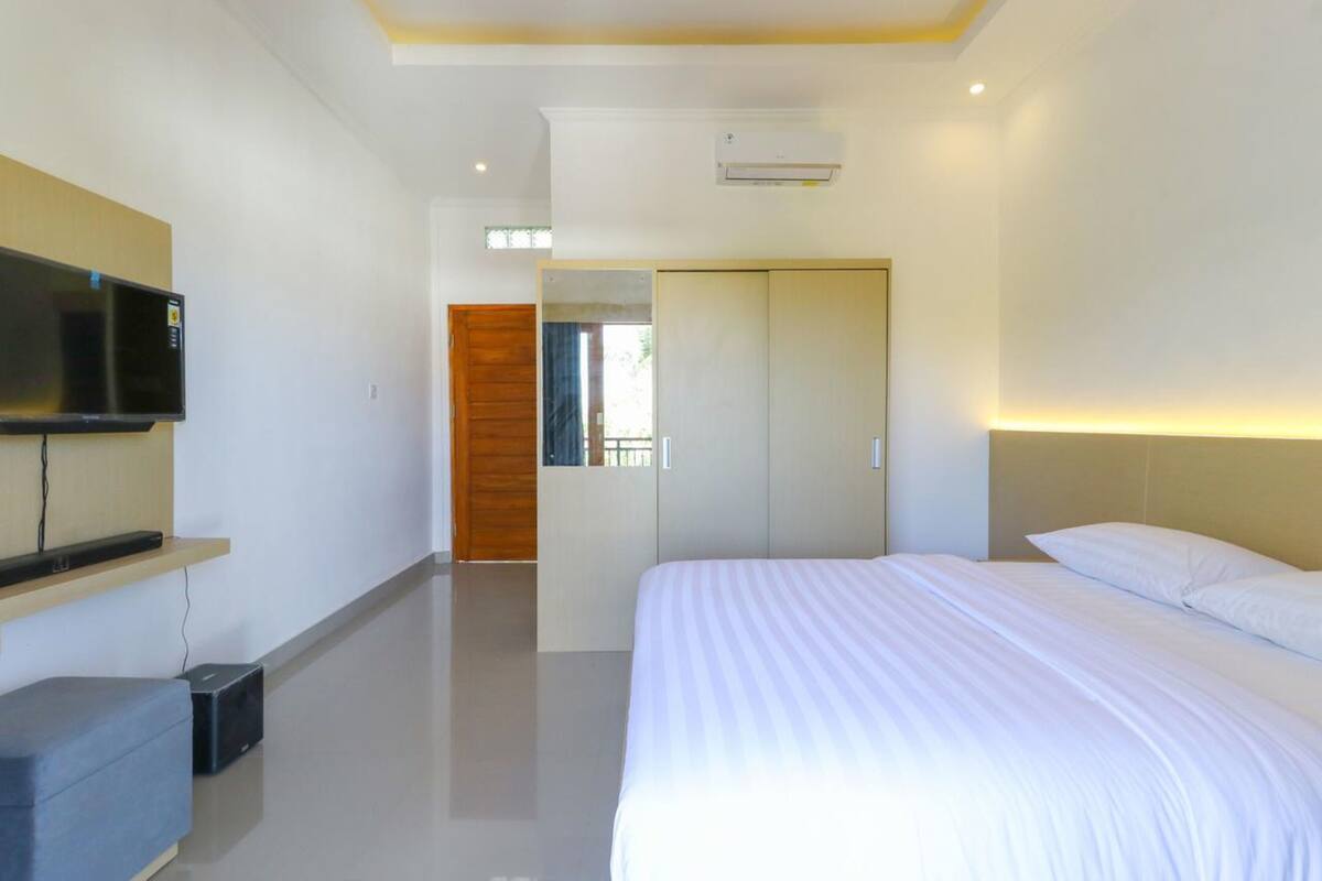 Deluxe Double Room | Desk, WiFi (free), bed sheets