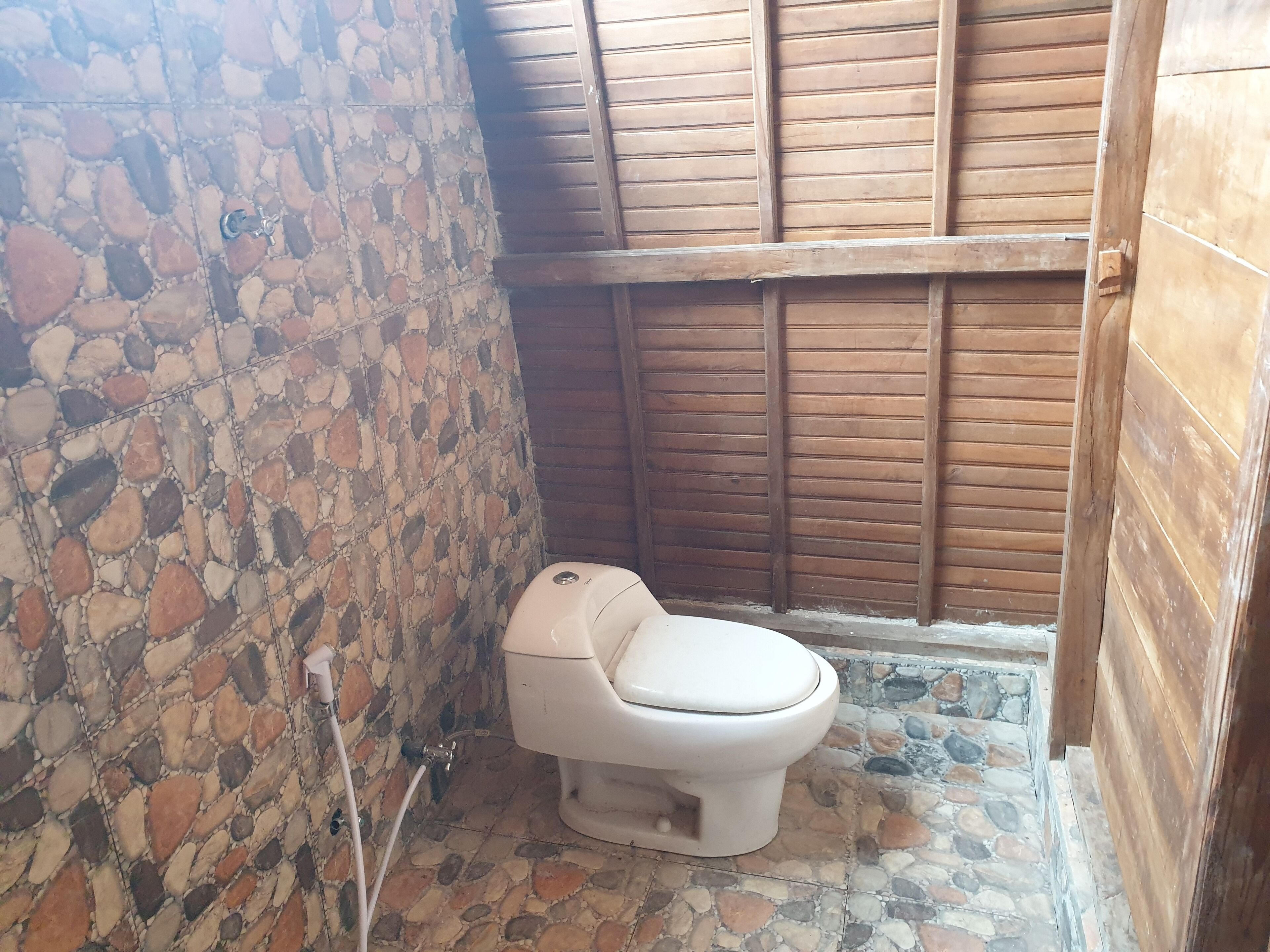 Deluxe-Doppelzimmer | Badezimmer | Dusche, kostenlose Toilettenartikel, Handtücher