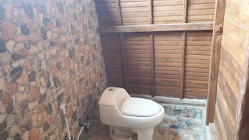 Deluxe-Doppelzimmer | Badezimmer | Dusche, kostenlose Toilettenartikel, Handtücher
