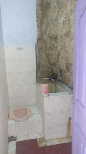 Superior Double Room | Bathroom | Shower, free toiletries, towels - Greenhouse at Pantai Kukup (Wonosari)