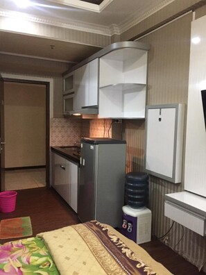 Bureau, espace de travail pour ordinateur portable, Wi-Fi gratuit