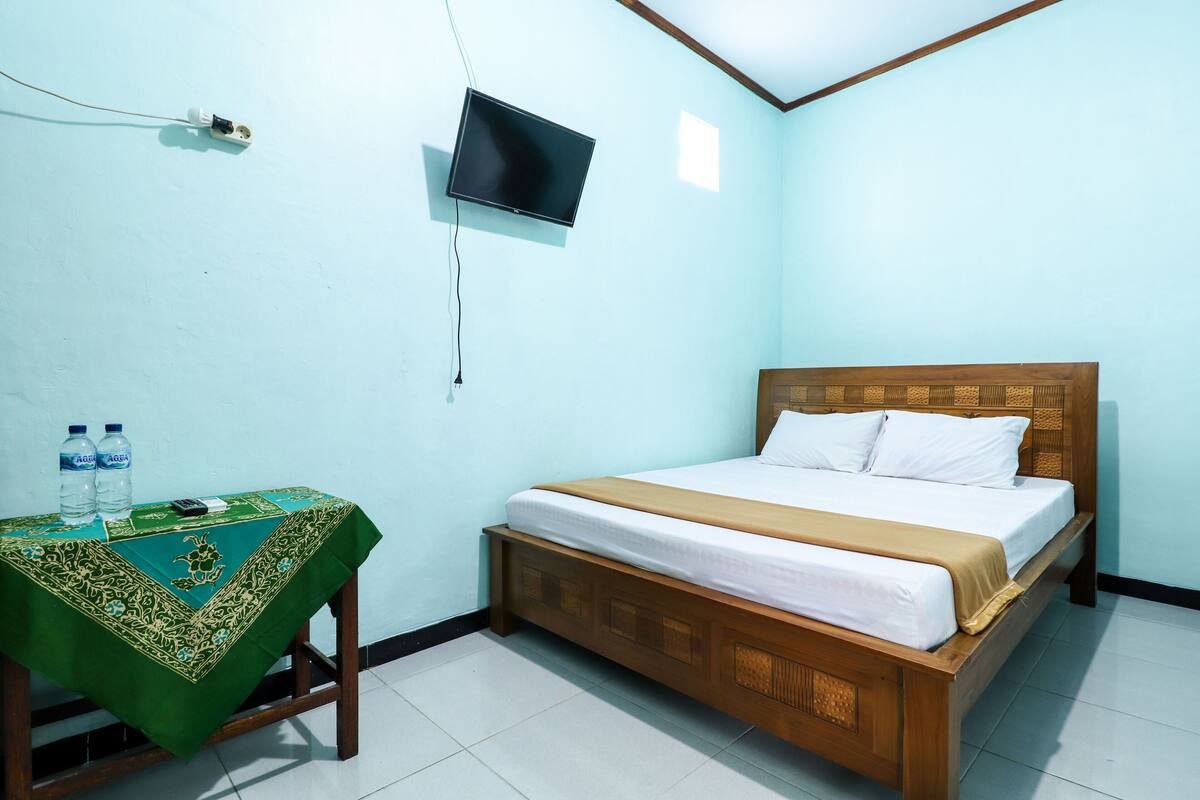 Family Room | Desk, laptop workspace, free WiFi