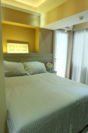 Desk - The Jarrdin Cihampelas by AFB (Bandung)