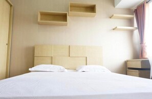 Escritorio y ropa de cama 