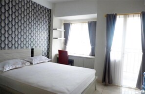 Escritorio y ropa de cama 