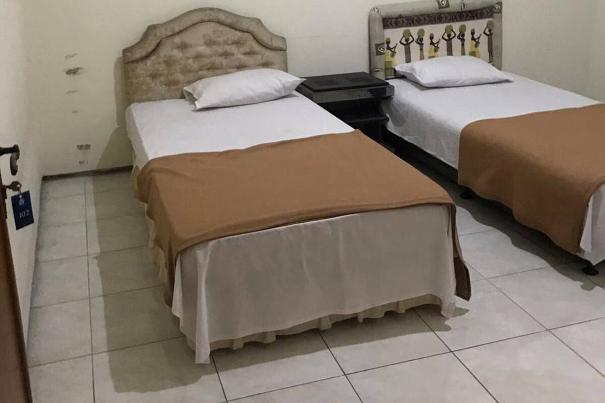 Quarto | Frigobar, escrivaninha, ferros/tábuas de passar roupa, Wi-Fi de cortesia