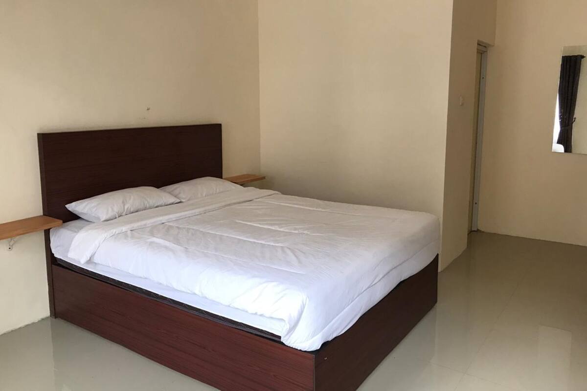 Minibar, escritorio, tabla de planchar con plancha y wifi gratis