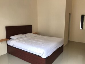 Minibar, desk, iron/ironing board, free WiFi - Villa & Guest House Batu Indah (Batu)