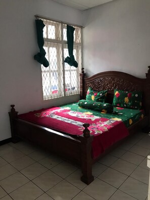 Minibar, meja kerja, kedap suara, dan Wi-Fi gratis