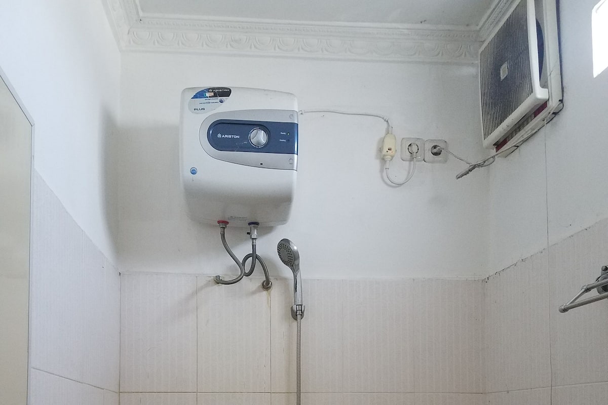 Dusche, kostenlose Toilettenartikel, Handtücher