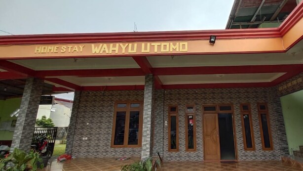 A building with a sign that reads "HOME STAY WAHYU UTOMDO". - Wahyu Utomo Syariah (Tawangmangu)