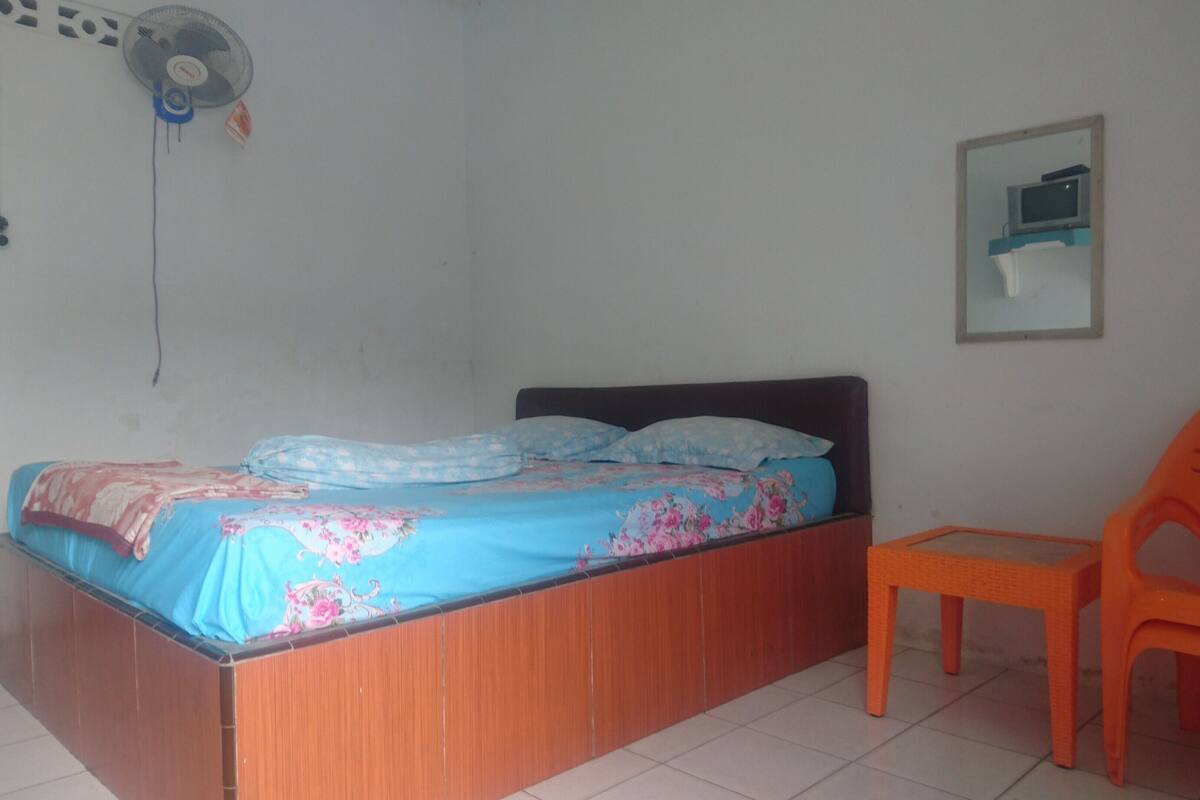 Escritorio, wifi gratis, ropa de cama