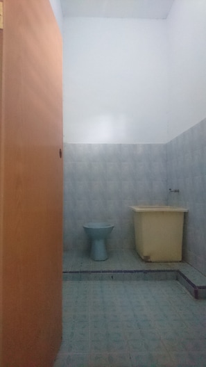 Een bad, gratis toiletartikelen, handdoeken