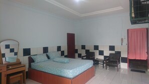 Desk, free WiFi, bed sheets - Hotel Mutiara Siantar (Pematangsiantar)