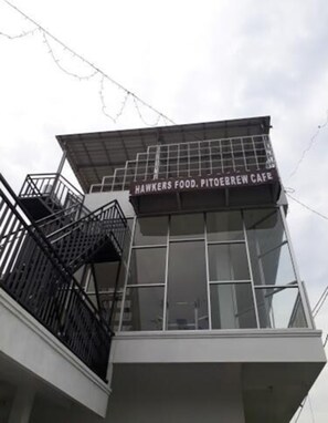 Vista frontal de la propiedad