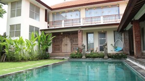 Hồ bơi ngoài trời 