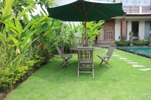 Outdoor dining - Pondok Tulasi Semaya House (Sukawati)