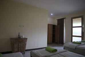 Quadruple Room | Desk, free WiFi - Pondok Tulasi Semaya House (Sukawati)