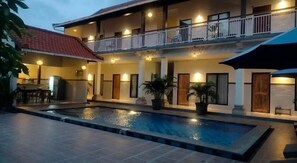 Una piscina al aire libre