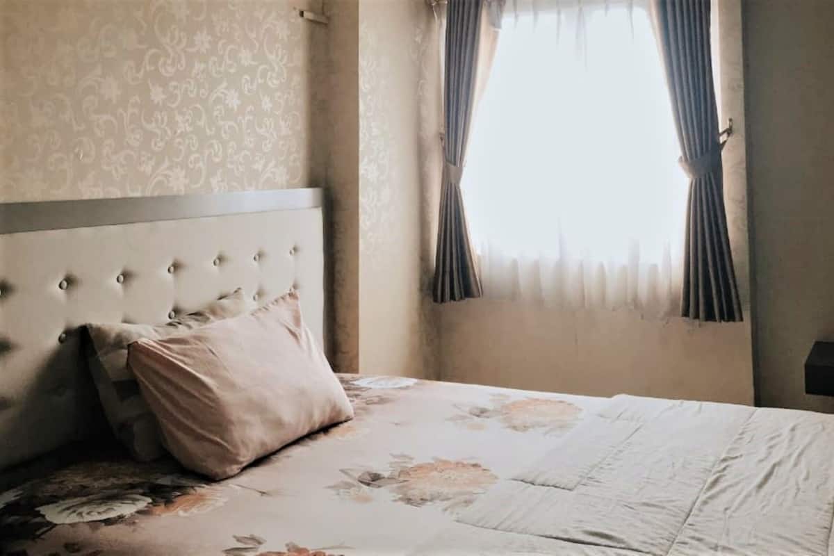2 bedrooms, desk