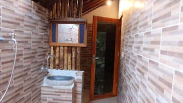 Bungalow Deluxe, vista al jardín | Baño | Regadera, amenidades de baño gratuitas, toallas