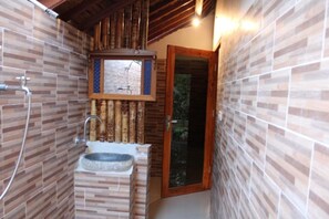 华丽平房, 花园景观 | 浴室 | 淋浴设施、免费洗浴用品、毛巾