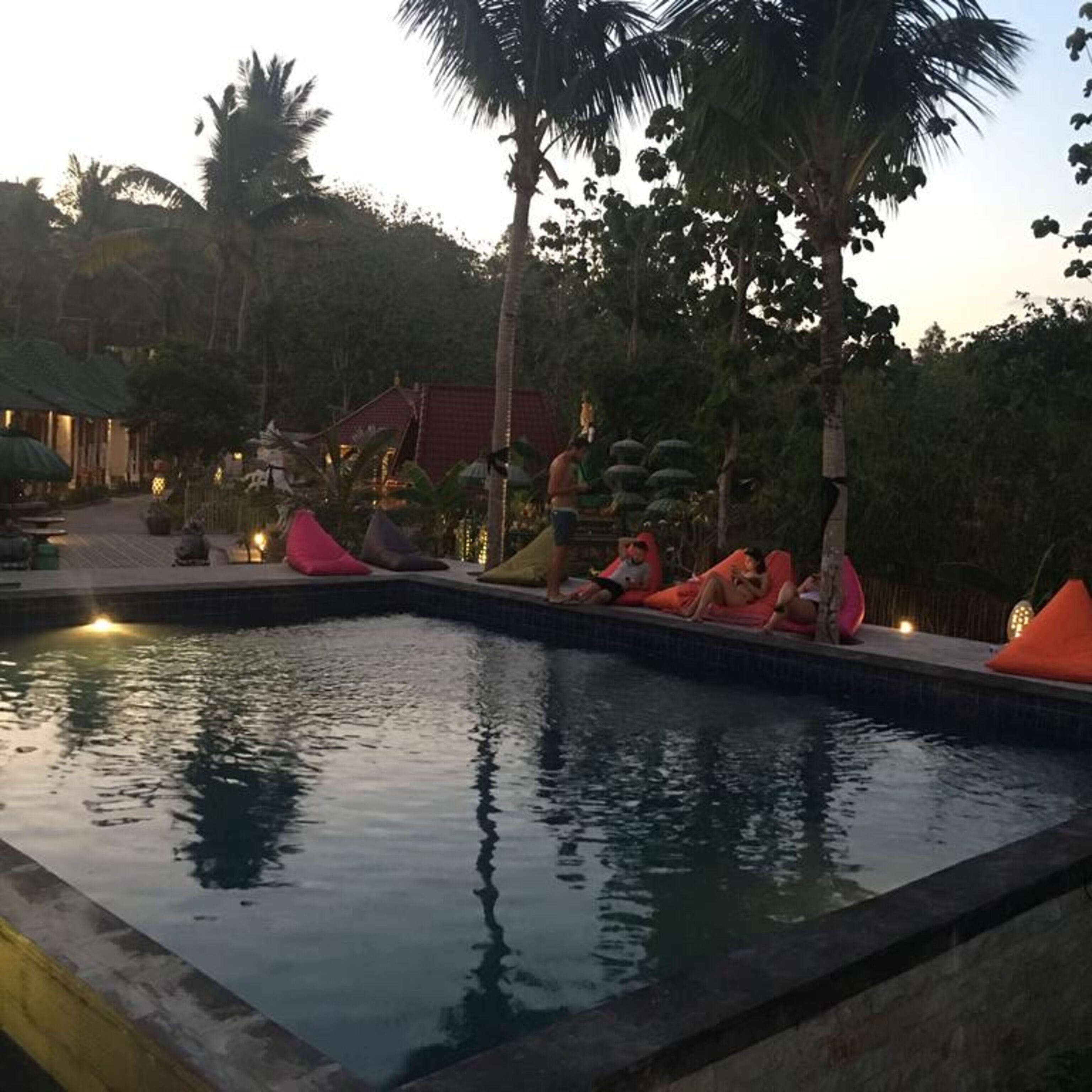 Utomhuspool och solstolar