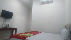 Deluxe Room | Desk, bed sheets