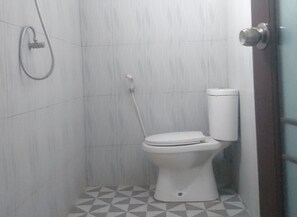 Deluxe Room | Bathroom | Shower, free toiletries, towels