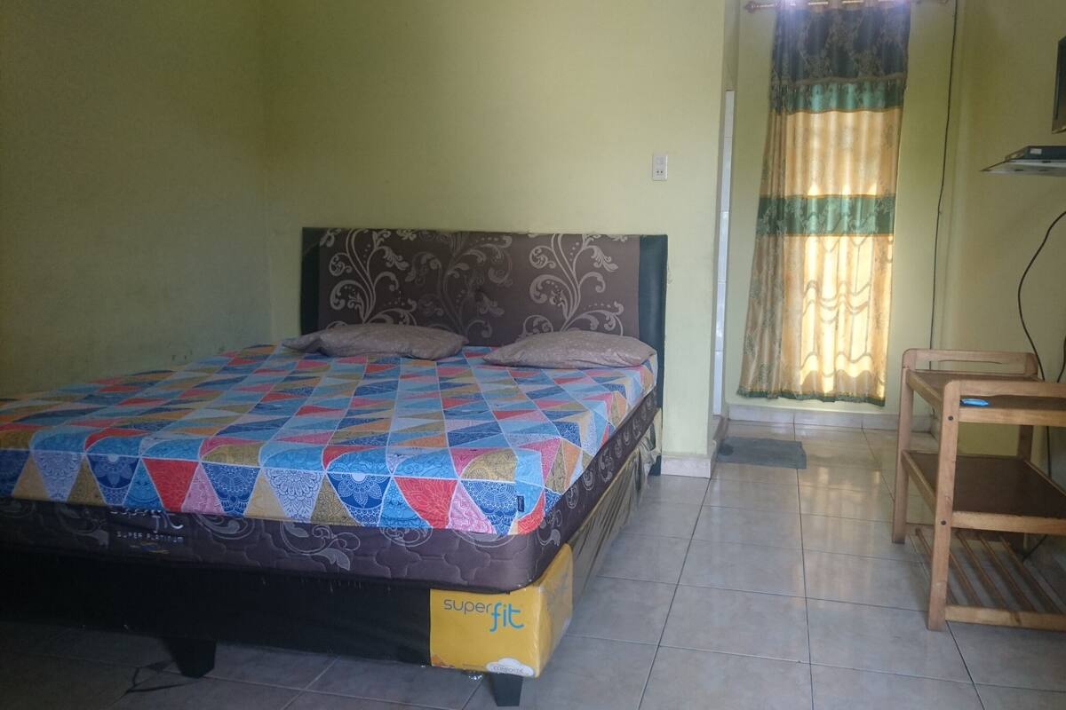Standard Room | Meja, cadar katil