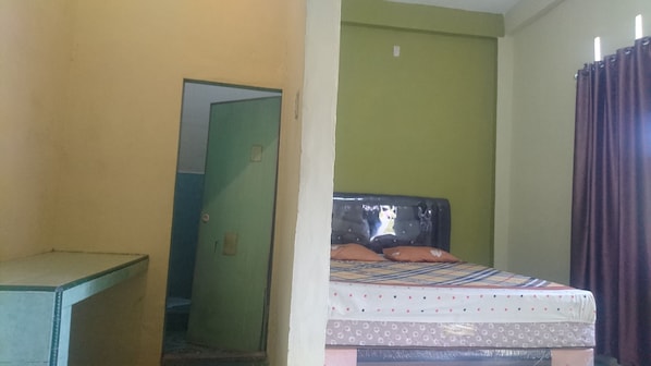 Escrivaninha, roupa de cama