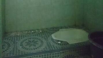 Shower, free toiletries, towels