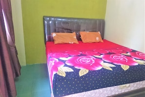 Desk, bed sheets - Purnama Raya Guest House (Pematangsiantar)
