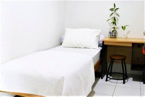 Desk, free WiFi - Wisma Rumah KIta (Padang)