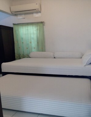 Kamar Triple (Shared Bathroom AC) | 1 kamar tidur