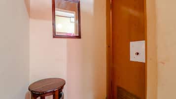 Habitació doble estàndard | Escriptori i roba de llit
