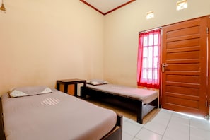 Standaard Twin kamer | Een bureau, beddengoed