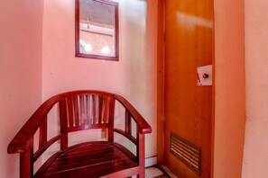 Standaard Twin kamer | Een bureau, beddengoed