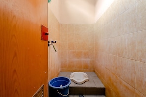 Shower, free toiletries, towels - Griya Barokah (Depok)