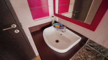 Shower, free toiletries, towels