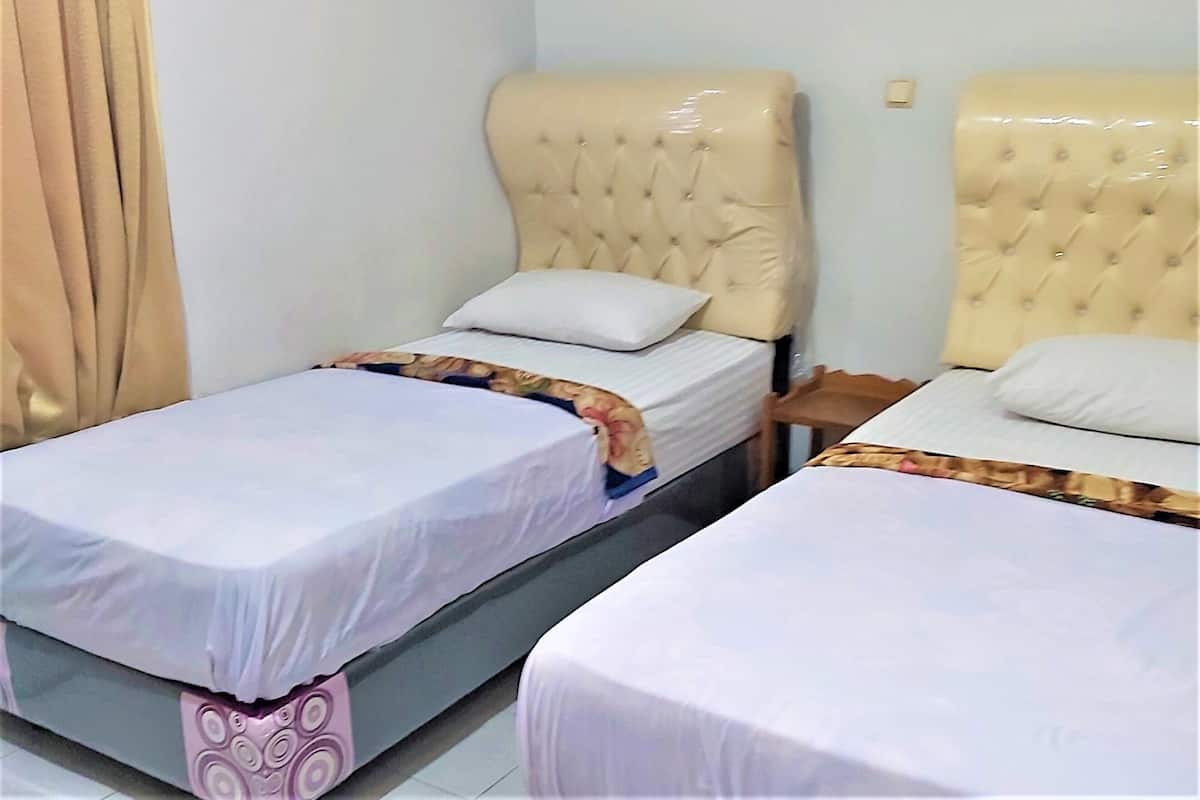 Standard Twin Room | Laptop workspace, bed sheets