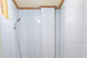 Shower, towels - Orchid Hotel (Bukittinggi)