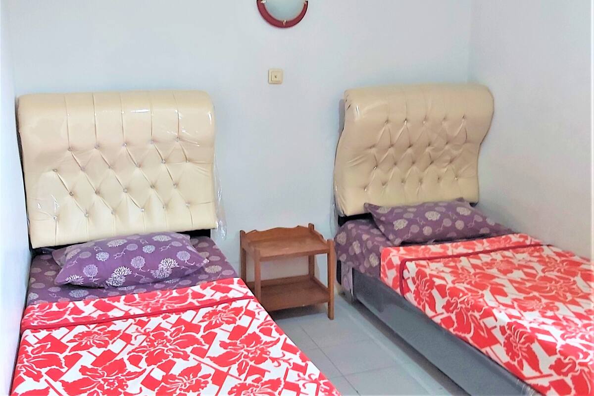 Economy Twin Room | Laptop workspace, bed sheets